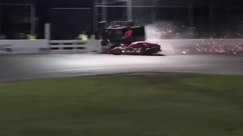 Une voiture s’envole pendant une course et retombe dans la foule...